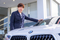プライベートでBMWに乗るラジオDJサッシャさん。今回、BMWの正規ディーラーMotoren Saitamaさいたま東を訪ね、同ブランドの承認タイヤについて話を聞いた。