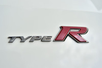 2017年4月にニュルブルクリンク北コースでFF車最速の7分43秒80のラップタイムを刻んだ新型「シビック タイプR」。先代モデルは750台の限定車だったが、新型はカタログモデルとして扱われる。車両価格は450万0360円。