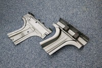 Bピラー部に装着される「減衰節」。2つ備わった黒い特殊樹脂で振動エネルギーを減衰する。こうした機能を持つパーツが全部で10カ所に備わっている。