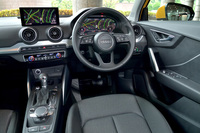 水平を基調としたインテリア。試乗車のメーターにはフルデジタルの多目的ディスプレイ、「アウディ バーチャルコックピット」が搭載されていた。