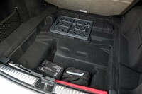 わずかながら荷室の床下にも収納スペースが用意されている。写真中央上の網状のアイテムは折り畳み式のかご。