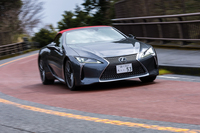 今回の試乗車は2025年1月6日に発売された一部改良モデル。改良のメニュー自体はごくわずかだが、床下へのブレースの追加装着によって走りのステージが一段上がっている。