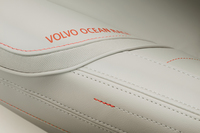 専用本革シートにはオレンジのステッチとロゴが入る（写真のシート色はブロンド）。