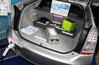 前回、2代目「プリウス」専用のプラグインハイブリッド（PHV）改造キット「プラグス40＋」を出展していた「ビートソニック」。今回はEVモードで最大100kmの走行が可能という3代目プリウス専用の「プラグス100＋」を発表。本家からもPHVが発売されるが、こちらは本来のバッテリーが劣化してしまった車両や中古車へのコンバートを想定しているという。キット価格は未定だが、「プラグス40＋」の145万円より高くなる見込みとのこと。