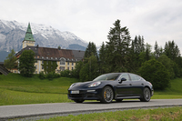 試乗会が開催されたのは、アルプス山脈を望むオーストリアのエルマウ。
    