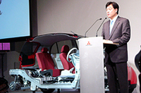 「革新の未来形スモールである i には、軽自動車の枠にとどまらない新技術を投入している」と、新型車に自信をみせる、三菱自動車工業の益子修社長。