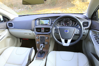 運転席まわりの様子。表面積が最大限確保されたフレームレスミラーや、7色から選べるアンビエントライトも特徴的な装備。