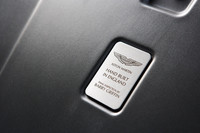 エンジンには、組み上げに関わった職人のネームプレートが添えられる。ハンドメイドならではのディテールだ。