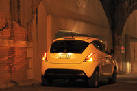 個性的なリアビュー。あらゆるラインが意味を持ち、複雑に、それでいてさらっと手際よく連携している。