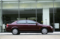 アルミを多用し、軽量化を図ったサスペンションは、フロントがマクファーソンストラット、リアは4リンクを採る。フロントには、水圧を利用する「ハイドロフォーム成形」のサブフレームを採用。振動吸収性や、タイヤの位置決め精度が高まり、乗り心地とハンドリングを向上させたという。