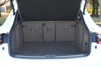 ラゲッジルームには後席を起こした状態で500リッターの容量を確保。シートを倒すと、最大で1500リッターの積載スペースが得られる。（写真をクリックすると、シートの倒れる様子が見られます）
    