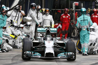 予選ではチームメイトのハミルトンにポールポジションを奪われ3位となったロズベルグ。レースではスタートでトップに立ち、以降圧倒的なペースで後続を引き離した。（Photo=Mercedes）
    