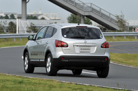 日産によれば、エンジンブレーキによる速度の補正はあえて控えめになっているとのこと。アクセルペダルとブレーキペダルの踏み替え頻度を減らし、経験の浅いドライバーでも安全なコーナリングができるようにするのが狙い。