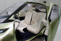 乗車定員は3名。運転席はセンターに置かれる。