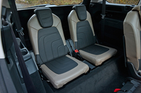 「グランドC4ピカソ エクスクルーシブ」の3列目シート。テスト車にはオプションの「ツートンナッパレザーシート」（40万円）が装着されていた。