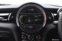 インフォテインメント情報は、センターコンソール上の8.8インチモニターに表示される。外側に配された円形のLEDイルミネーションが花を添える。
    