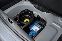 ほかのグレードではいずれもスペアタイヤが搭載されているのに対し、「GTi by PEUGEOT SPORT」ではパンク修理キットが採用されている。