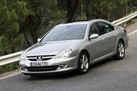 「プジョー607」には、中道仏民主連合のフランソワ・バイル氏と極右のジャン＝マリー・ルペン氏が乗る。