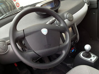 カーシェアリング用EVカー「ブルーカー」の車内。センターコンソールの青ボタンはセンターへの連絡用。