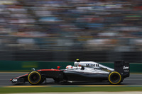 23年ぶりに復活したマクラーレン・ホンダ。しかしライバルより1年参戦が遅れたホンダのパワーユニットはまだまともに走れる状況ではなく、冬のテストでも走行距離をかせげないまま、いきなりの実戦投入となった。ジェンソン・バトン（写真）、そしてフェルナンド・アロンソの代役であるケビン・マグヌッセンは予選で最後尾。バトンが何とか11位で完走、レースディスタンスでのデータが収集できたのは収穫だった。（Photo=McLaren）
    
