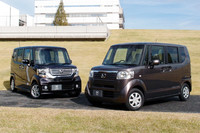 ホンダの新型軽「N BOX」（写真右）と「N BOX カスタム」。