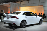 新型「IS」が“攻める”理由は？【デトロイトショー2013】の画像