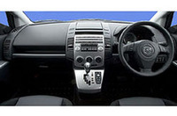 最上級グレード「23S」のインストゥルメントパネル。ブラック内装とメタル調のセンターパネルでスポーティなインテリアを演出。専用装備として、本革巻きステアリングホイール＆シフトノブやフロントフォグランプなどを身につける。