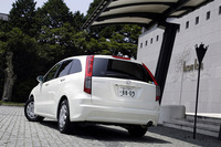 【スペック】2.0G：全長×全幅×全高＝4570×1695×1545mm／ホイールベース＝2740mm／車重＝1380kg／駆動方式＝FF／2リッター直4SOHC16バルブ（150ps/6200rpm、19.4kgm/4200rpm）／価格＝203万7000円（テスト車＝257万2500円／Honda HDDインターナビシステム＝26万2500円／ディスチャージヘッドライト＝6万3000円／コンフォートビューパッケージ＝3万1500円／VSA＝7万3500円／スマートキーシステム＝7万3500円／プレミアムホワイトパール＝3万1500円）