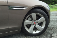 コンチネンタルの「コンチスポーツコンタクト5」タイヤを履く。サイズは前後245/45R18。