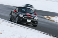 試乗会場となったのは袖ヶ浦フォレストレースウェイ。前日に降った雪がコース脇に残る、ウエットコンディションだった。