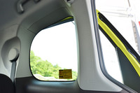 Bピラー室内側に刻まれる「柱の傷」代わりの目盛り。ちなみに室内高は1380mm。