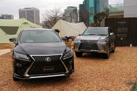 「LEXUS CITY GLAMPING with snow peak」の会場に展示された「レクサスRX」（手前）と「LX」（奥）。