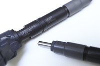 ボルボのクリーンディーゼル車に用いられるインジェクター。「VOLVO」「JAPAN」「DENSO」の文字が記されている。
    