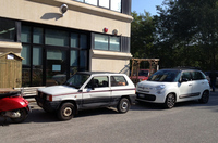 DIYセンターの駐車場で。初代「パンダ 4×4」と並ぶ「500L リビング」。こうして見ると、同じフィアットでもかなり“成長”しました。