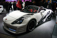 ハイブリッドユニットをミドに積む「GRMN スポーツハイブリッドコンセプト」。誰にでも安全に扱えるよう、駆動方式はMRではなく4WDとされた。