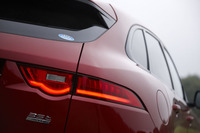 リアコンビランプは、ジャガーのピュアスポーツカー「Fタイプ」をモチーフにデザインされている。