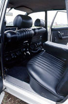 ロング・ホイールベースとFFゆえのフラットフロアにより、後席の居住性はすばらしい。深く、厚みのあるサイドシルからも推測されるように、ボディはドイツ車らしくガッチリしている。分厚いシートもゲルマン的である。