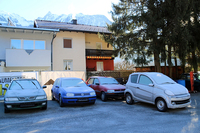 村の中でも低地にあるとはいえ、標高は800メートル級。日陰に置かれたクルマは昼近くになっても凍っている。