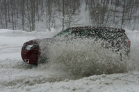 上2枚の写真は、鎌田選手によるデモ走行の風景。スラロームコースを豪快に走破する姿に、「『フォレスター』って、こんな風にも走れるの？」とびっくり。