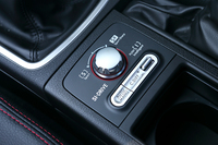 「DCCD」とは、LSDの差動制限の強弱を状況に応じて調整する機構。3種類のAUTOモードに加え、ドライバーの任意で強さを固定することもできる。選べる差動制限の強さは、フリーからロックまでの6段階。