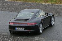 「カレラ4」シリーズには左右のテールライトを結ぶようにパーキングライトが備わる。