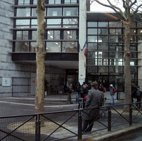 公園に隣接するアンドレ・シトロエン中学。ちなみに一帯は漂白剤「ジャヴェル水」の工場があったことでも有名。