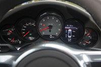 新型「カレラ4」シリーズにはレブカウンターの右に4.8インチTFTカラーモニターが配置され、4輪のトルク配分の状況をリアルタイムで表示する。