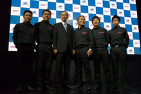 右から井口卓人選手、佐々木孝太選手、STIモータースポーツプロジェクト室長の辰己英治氏、STIパワーユニット技術部主査の小澤正弘氏、吉田寿博選手。
    