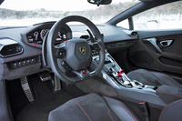 “スーパー教習車”「ウラカン」のコックピット。ATは7段だが、このアカデミアで使うのは、4段までがいいところ。