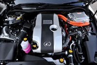 「IS300h」のエンジンルーム。2.5リッター直4（アトキンソンサイクル）エンジンとモーターからなるハイブリッドシステムは、220psのシステム最高出力を発生させる。