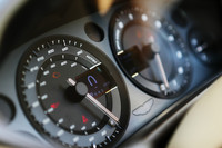 360km/hまで目盛りの刻まれた速度計。最高速は295km/hと公表されている。右側の回転計は反時計回りに針が動く。