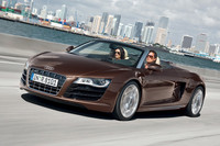 「アウディR8スパイダー」（写真は欧州仕様車）