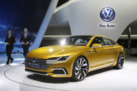 次期「パサートCC」を示唆しているといわれる「スポーツクーペコンセプトGTE」。
    