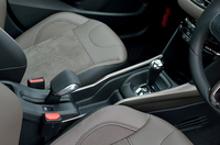 航空機のレバーを模したという「2008」のパーキングブレーキ。